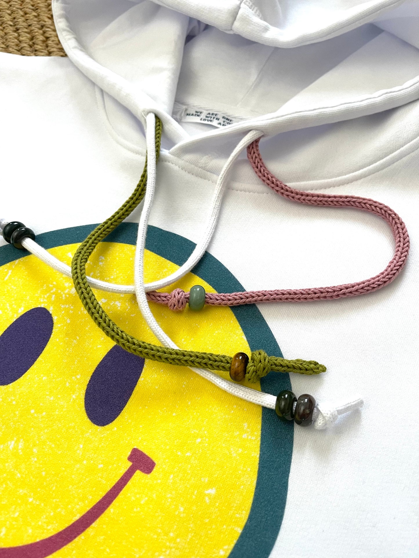 HOODIE blanc "Look On The Bright Side" grigri rose/vert