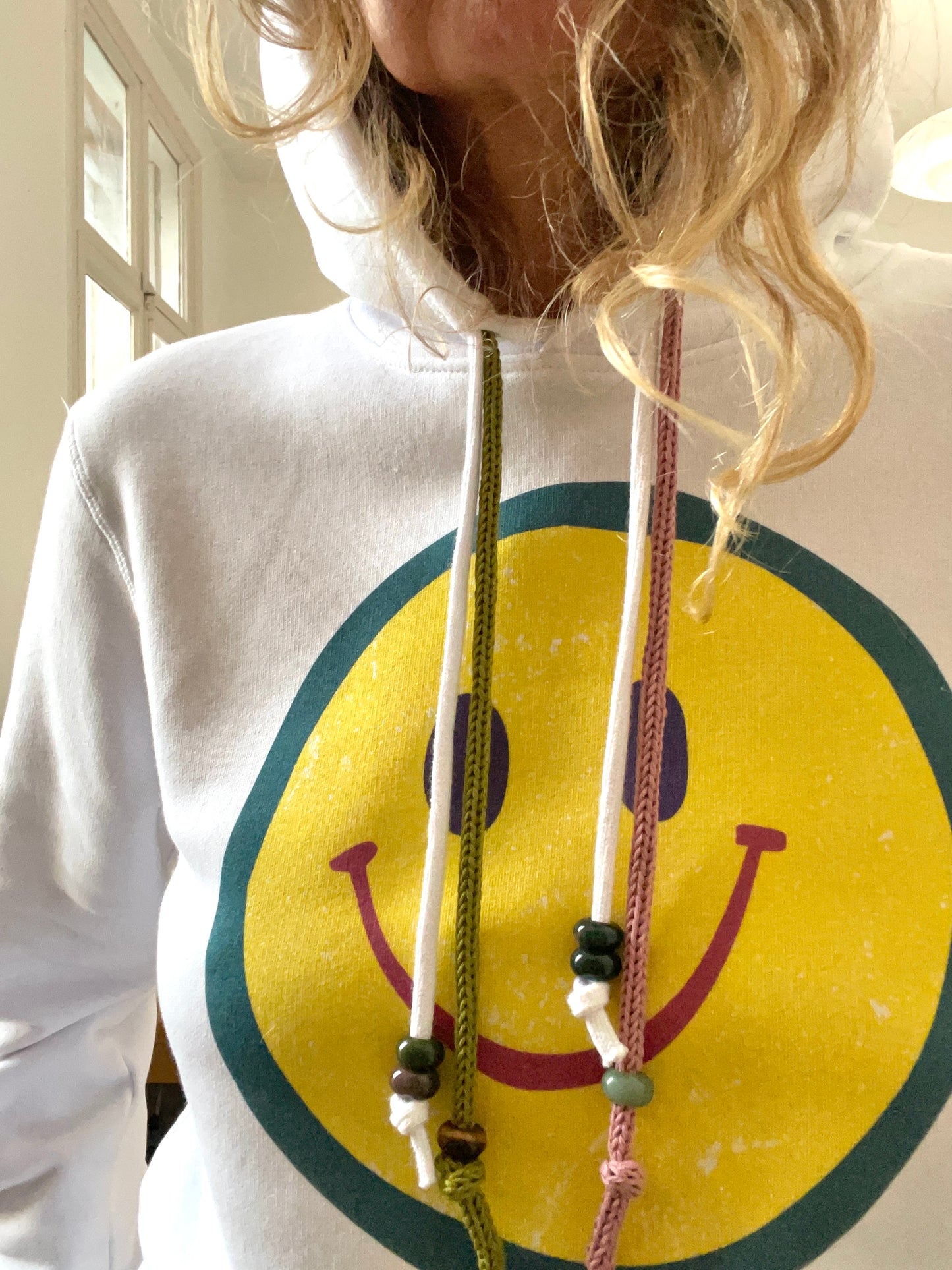 HOODIE blanc "Look On The Bright Side" grigri rose/vert