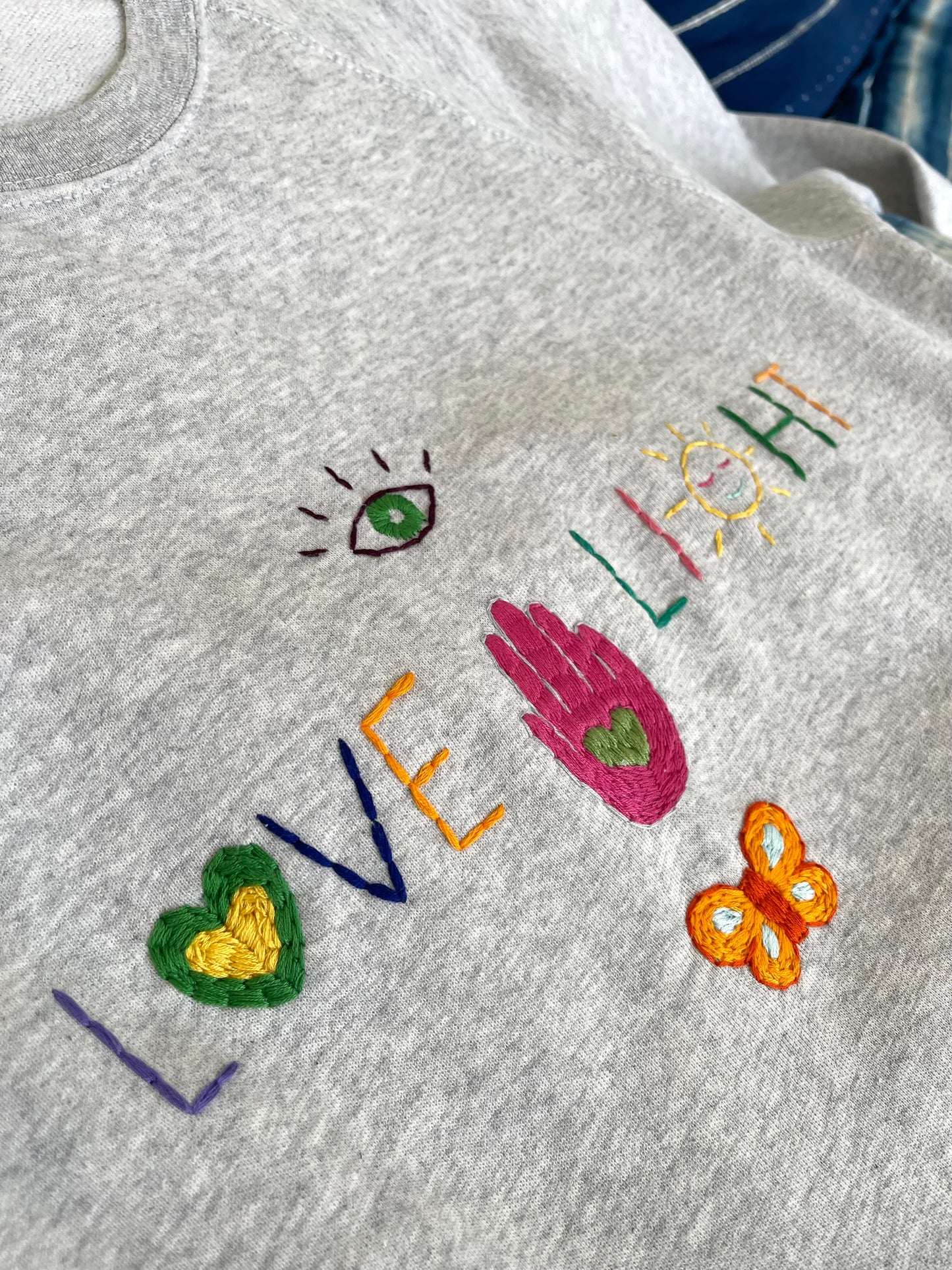 Sweat Vintage Brodé Mantra "Love&Light"