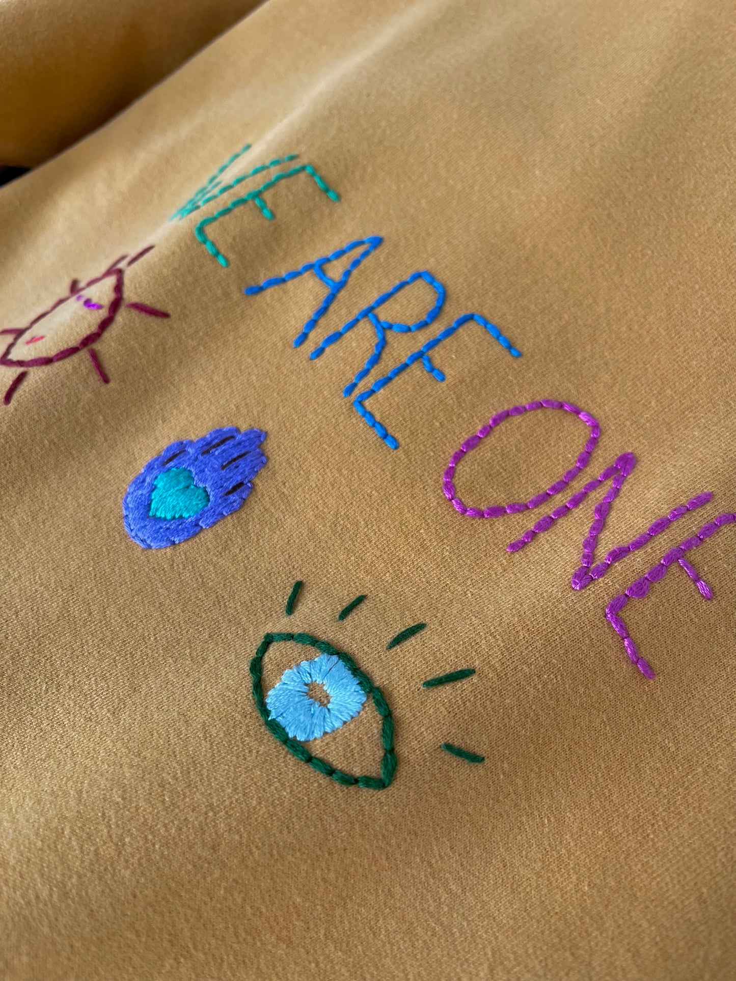 Sweat Vintage Brodé Mantra "WeAreOne"