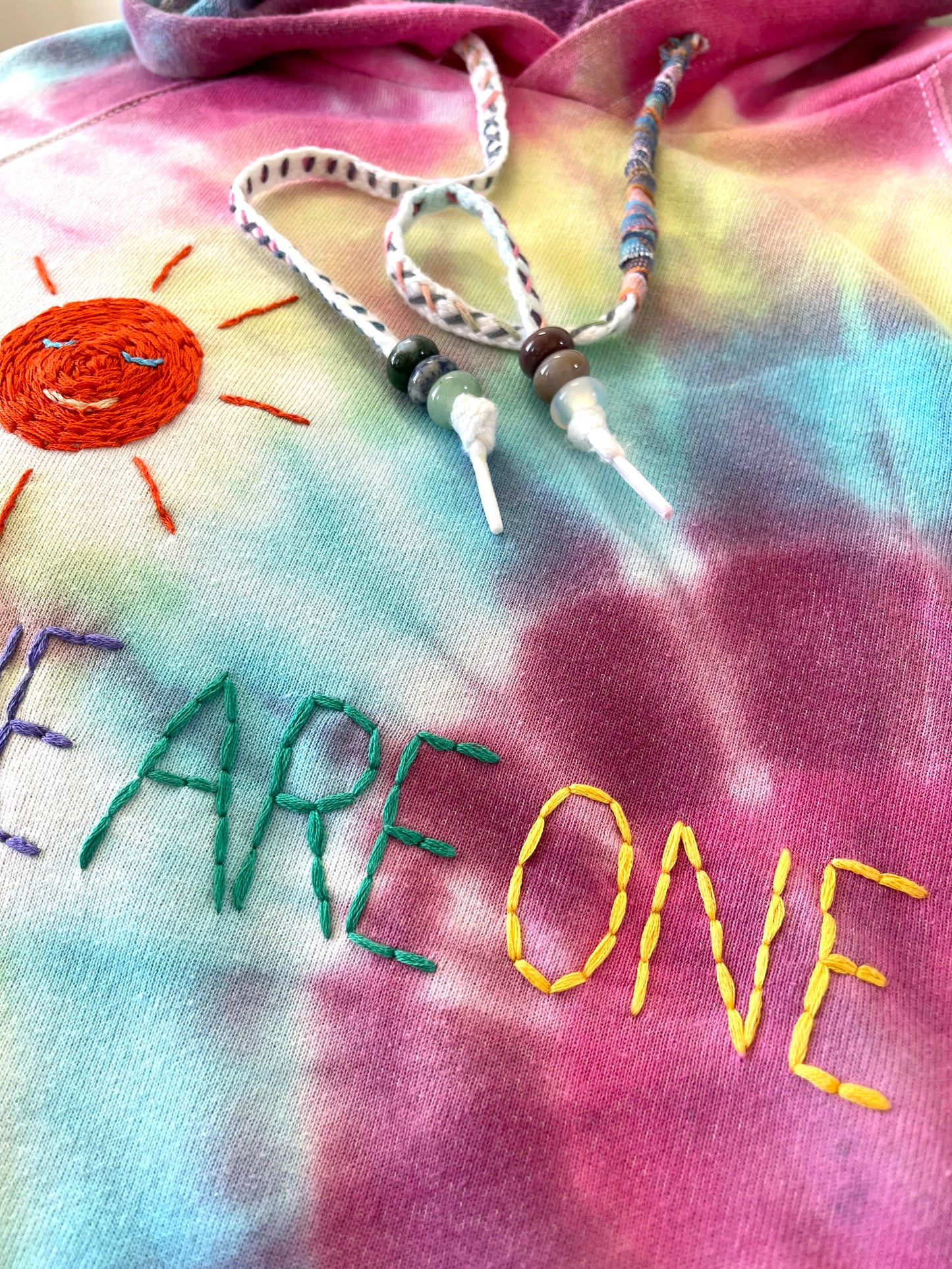 Hoodie Vintage Brodé Mantra "WeAreOne"