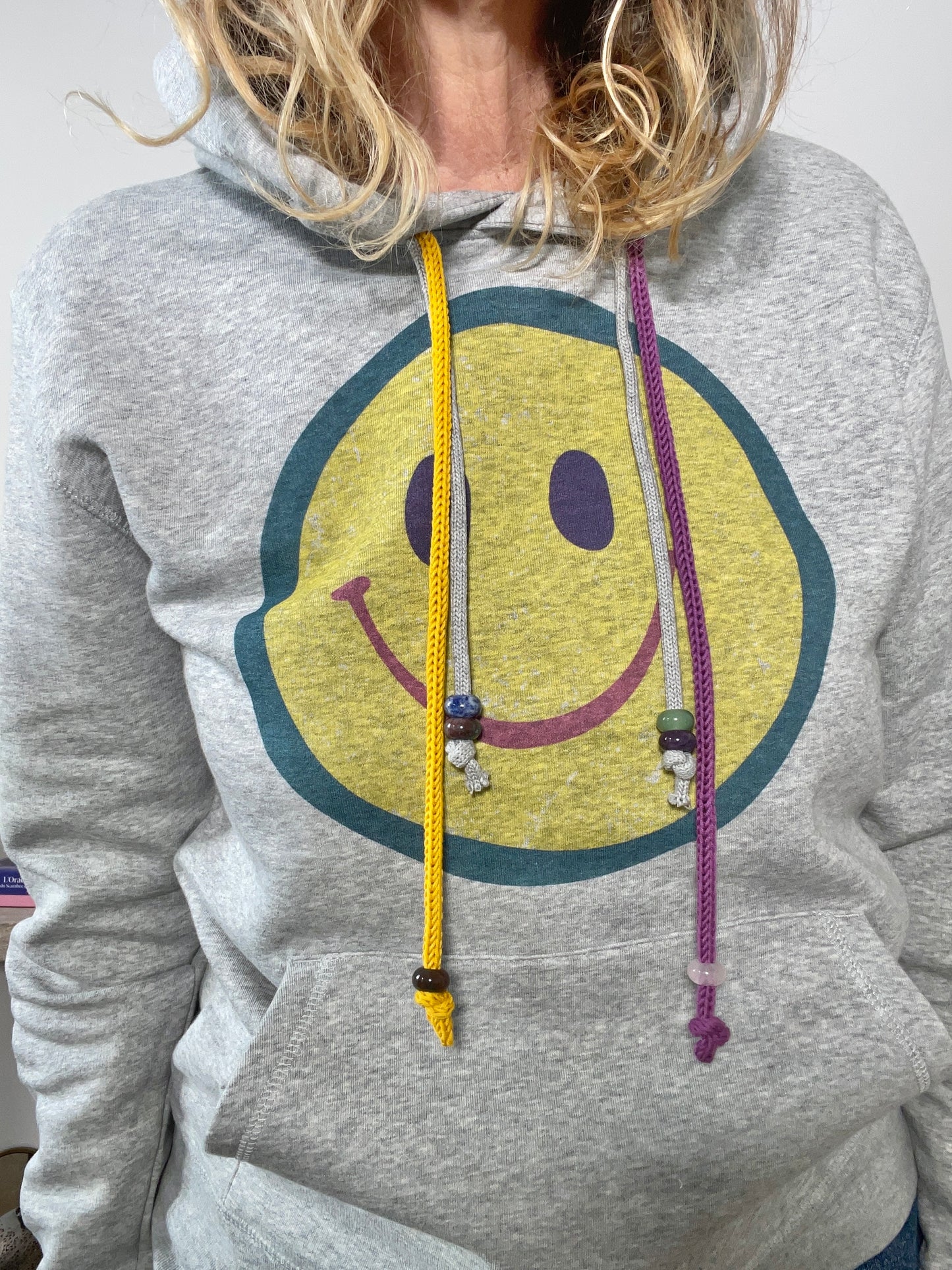 HOODIE "Look On The Bright Side" avec grigri & perles