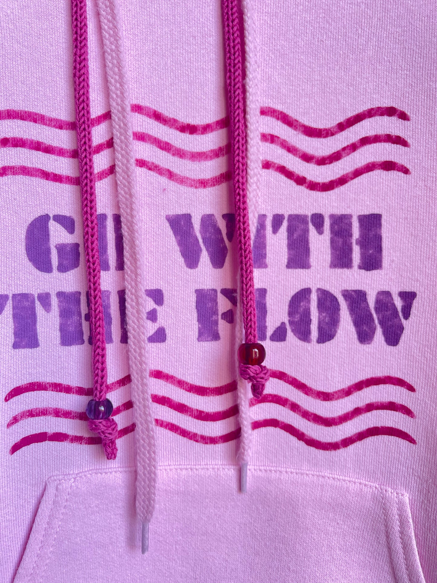 Hoodie vintage rose Fruit of the loom Detail du pochoir "go with the flow" et grigri en tricotin fait main