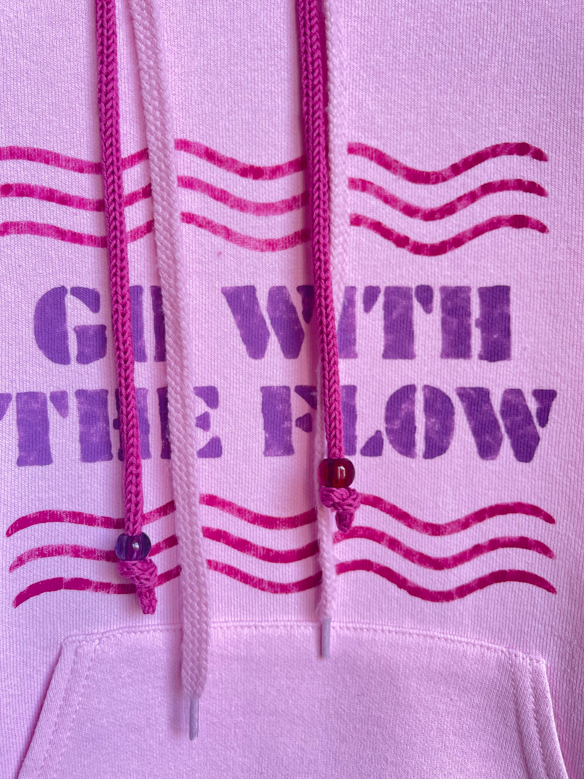 Hoodie vintage rose Fruit of the loom Detail du pochoir "go with the flow" et grigri en tricotin fait main