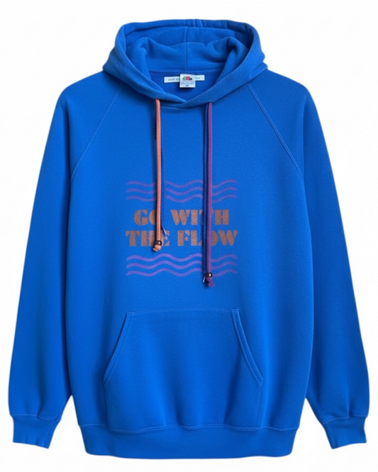 Hoodie Vintage Fruit of the Loom bleu upcylé avec un pochoir "Go with the flow" , pièce unique