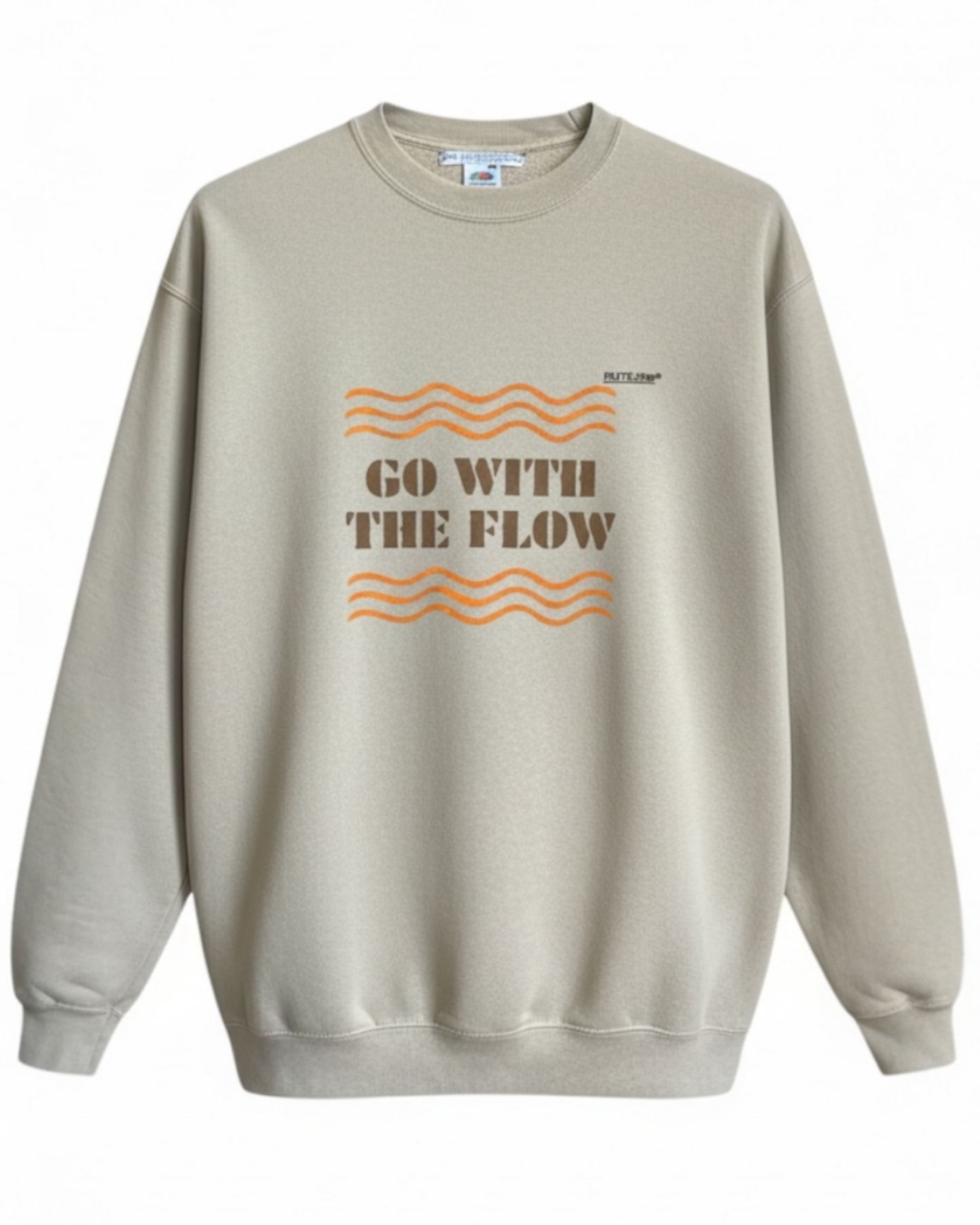 Sweat vintage Fruit of the Loom beige upcyclé avec un pochoir " go with the flow", piece unique