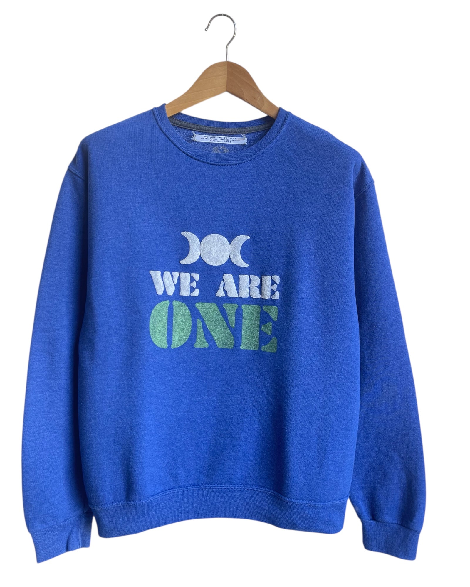 Sweat vintage Fruit of the Loom bleu upcyclé peint à la main avec pochoir le slogan "we are one" , pièce unique