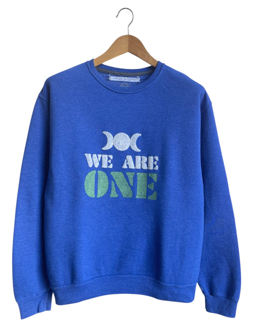 Sweat vintage Fruit of the Loom bleu upcyclé peint à la main avec pochoir le slogan "we are one" , pièce unique