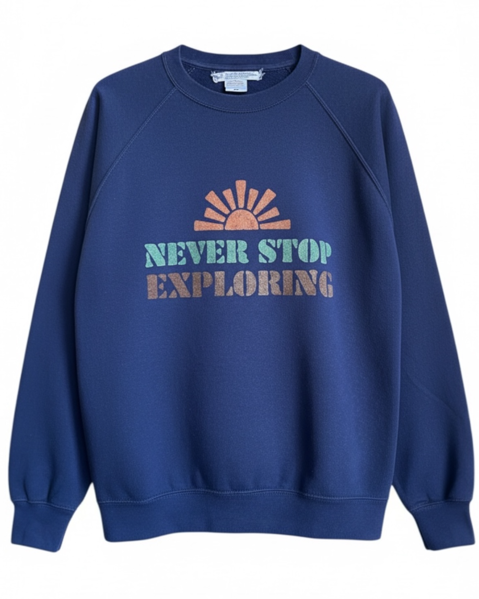 sweat vintage Fruit of the loom bleu marine upcyclé avec un pochoir "never stop exploring" piece unique