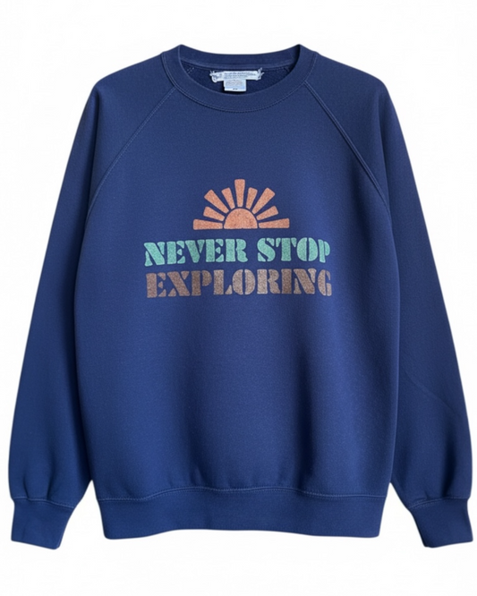 sweat vintage Fruit of the loom bleu marine upcyclé avec un pochoir "never stop exploring" piece unique