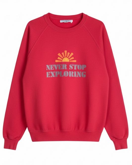 sweat vintage Fruit of the loom rouge upcyclé avec un pochoir "Never stop exploring" piece unique 