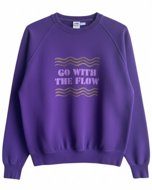 sweat vintage Fruit of the loom violet uocyclé avec un pochoir peint à la maison " go with the flow"Pièce unique