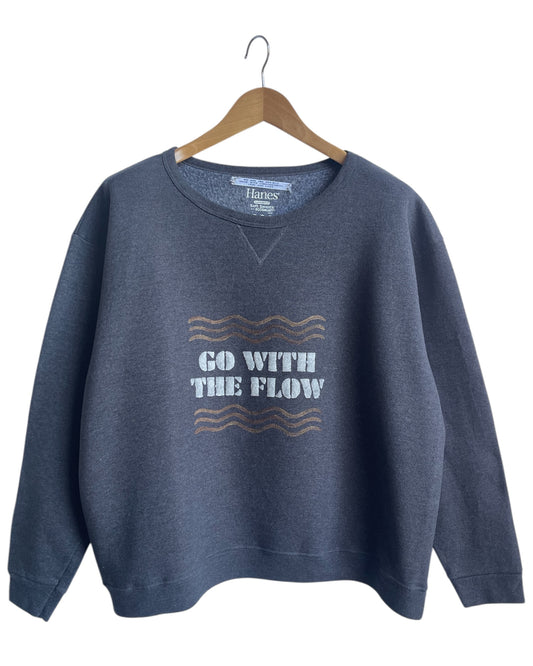 Sweat vintage Hanes gris upcyclé avec un pochoir , slogan "go with the flow", piece unique