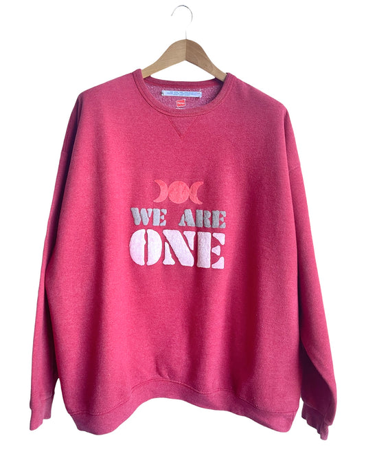 sweat vintage Hanes rouge upcyclé avec un pochoir fait main WE ARE ONE Pièce unique
