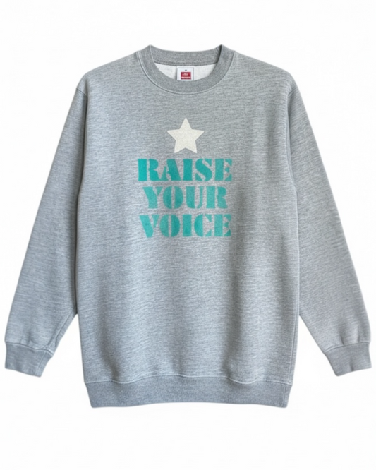 Sweat vintage Hanes gris upcyclé avec un pochoir slogan "raise your voice" , pièce unique
