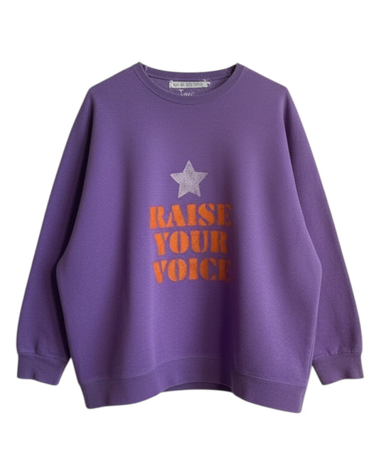 sweat vintage mauve upcyclé peint au pochoir à la main slogan "raise your voice" , piece unique