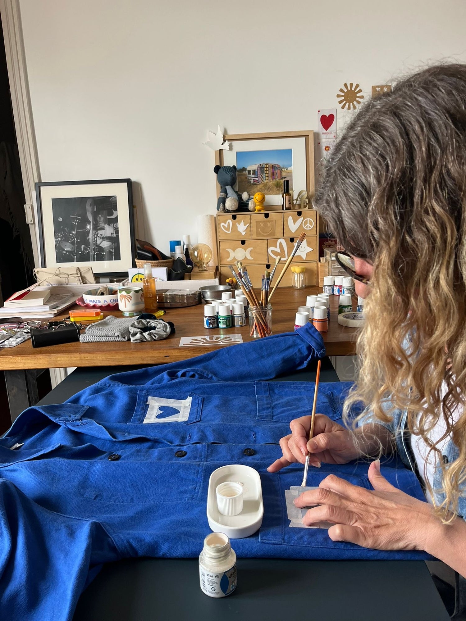 Upcycling veste peinte making off - We are one project