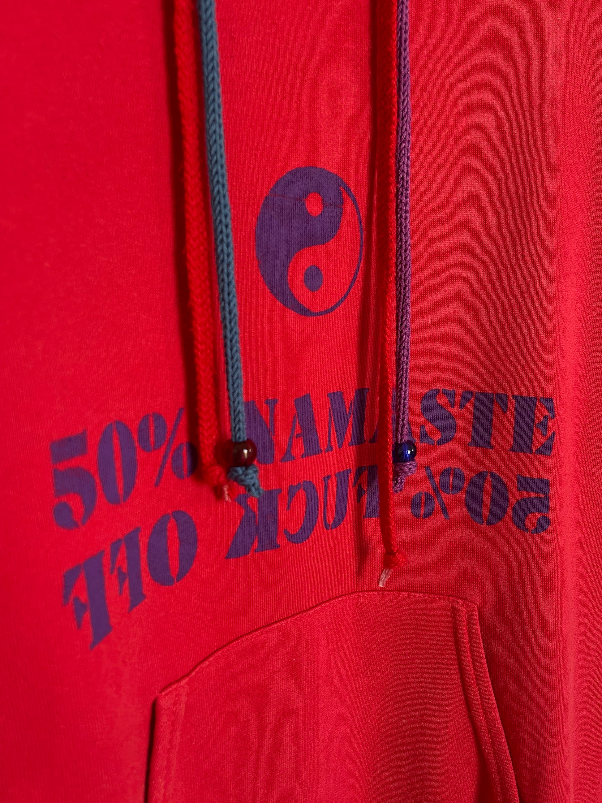 detail mantra sur sweat vintage "50% namaste 50% fuck off" - we are one project