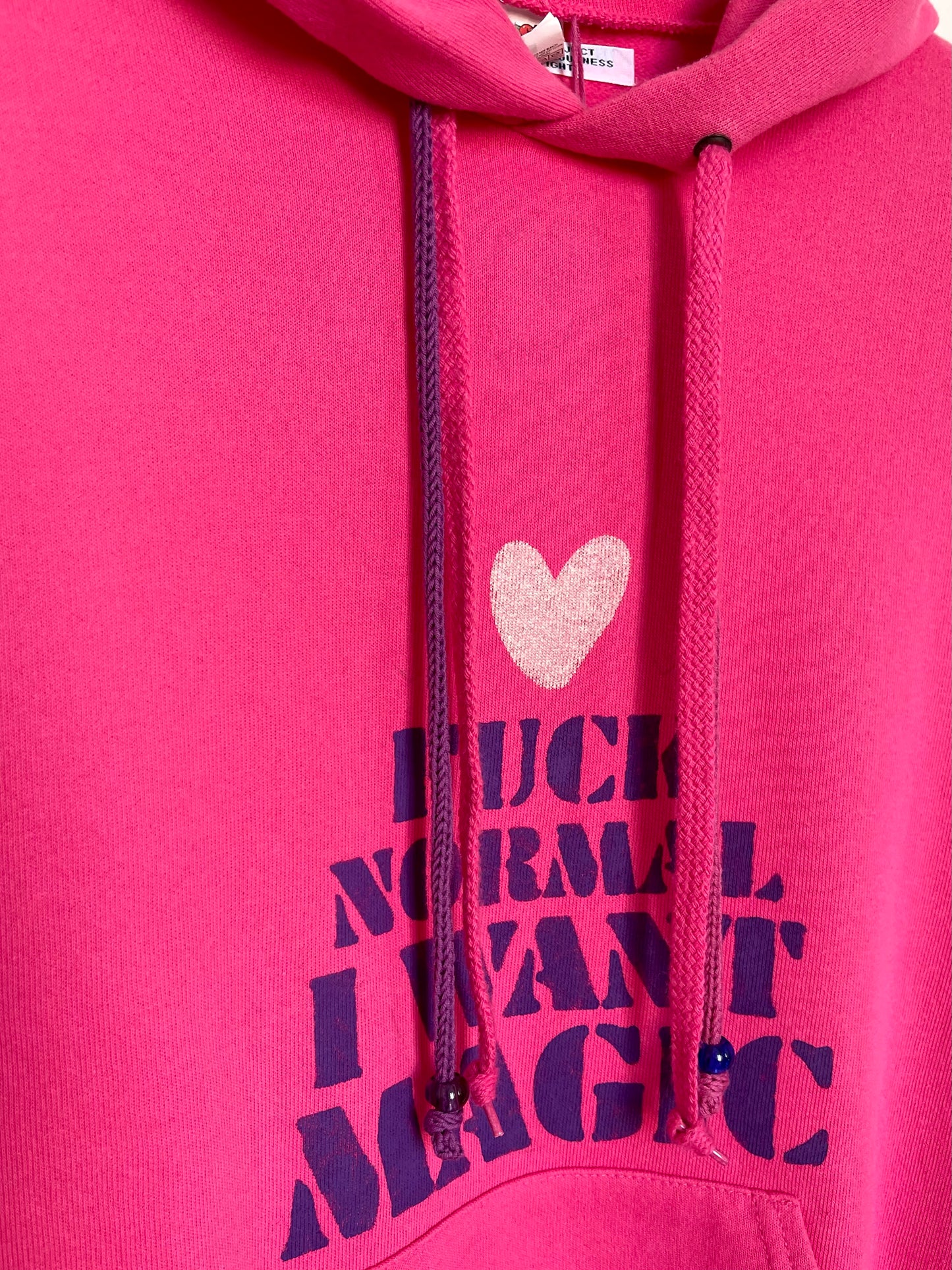 detail pochoir peint mantra sur sweat capuche vintage - grigri coton au lacet- we are one rpoject