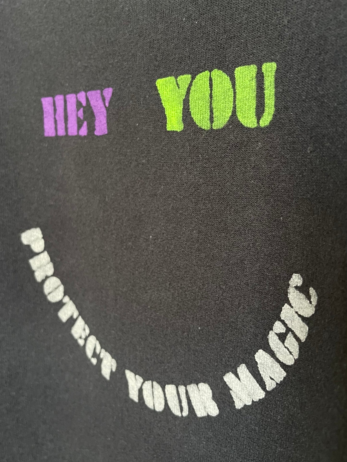 detail pochoir "protect your magic" sur sweat vintage peint à la main - we are one project