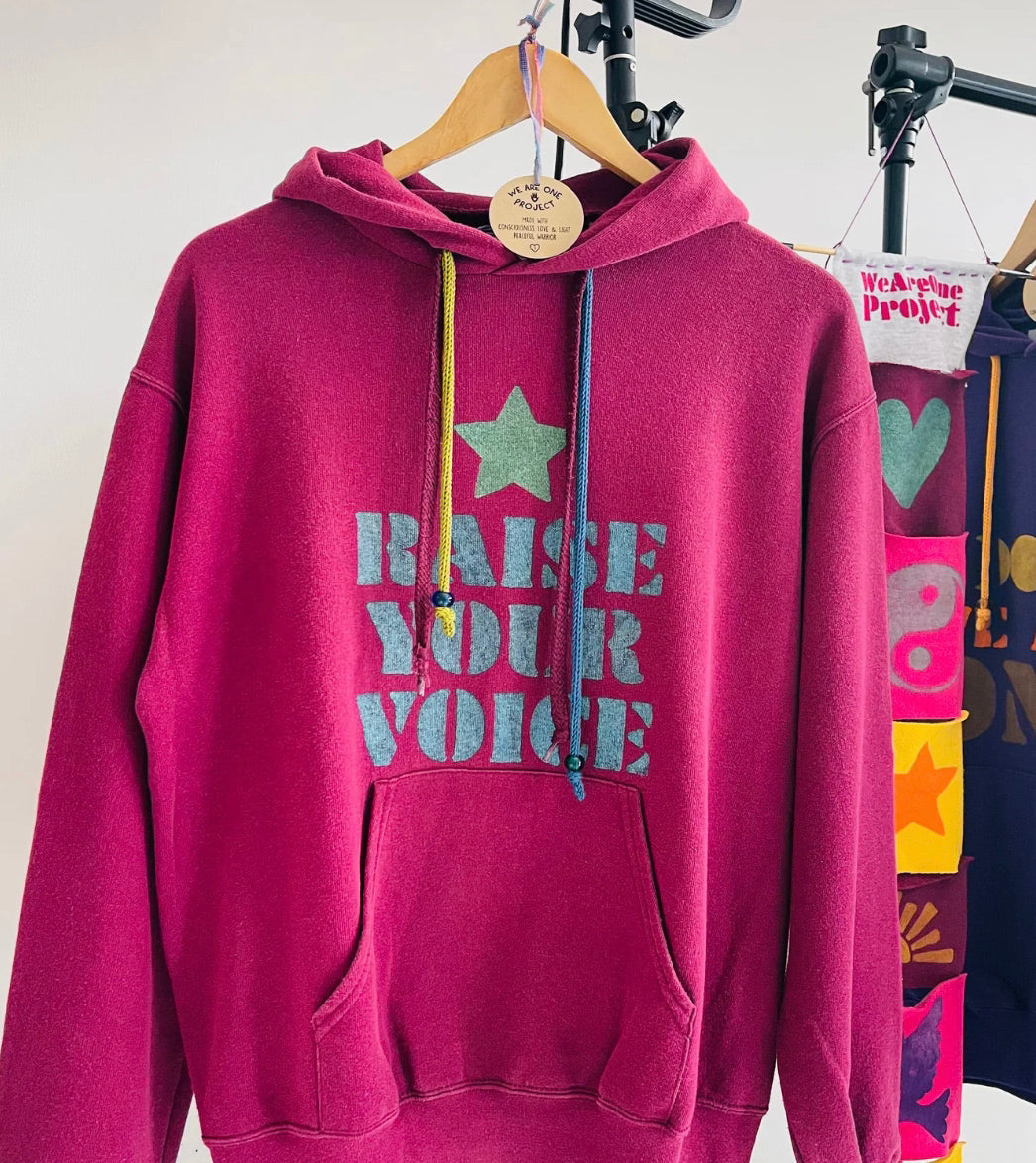 hoodie vintage upcyclé "Raise your voice" bordeaux - We are one project