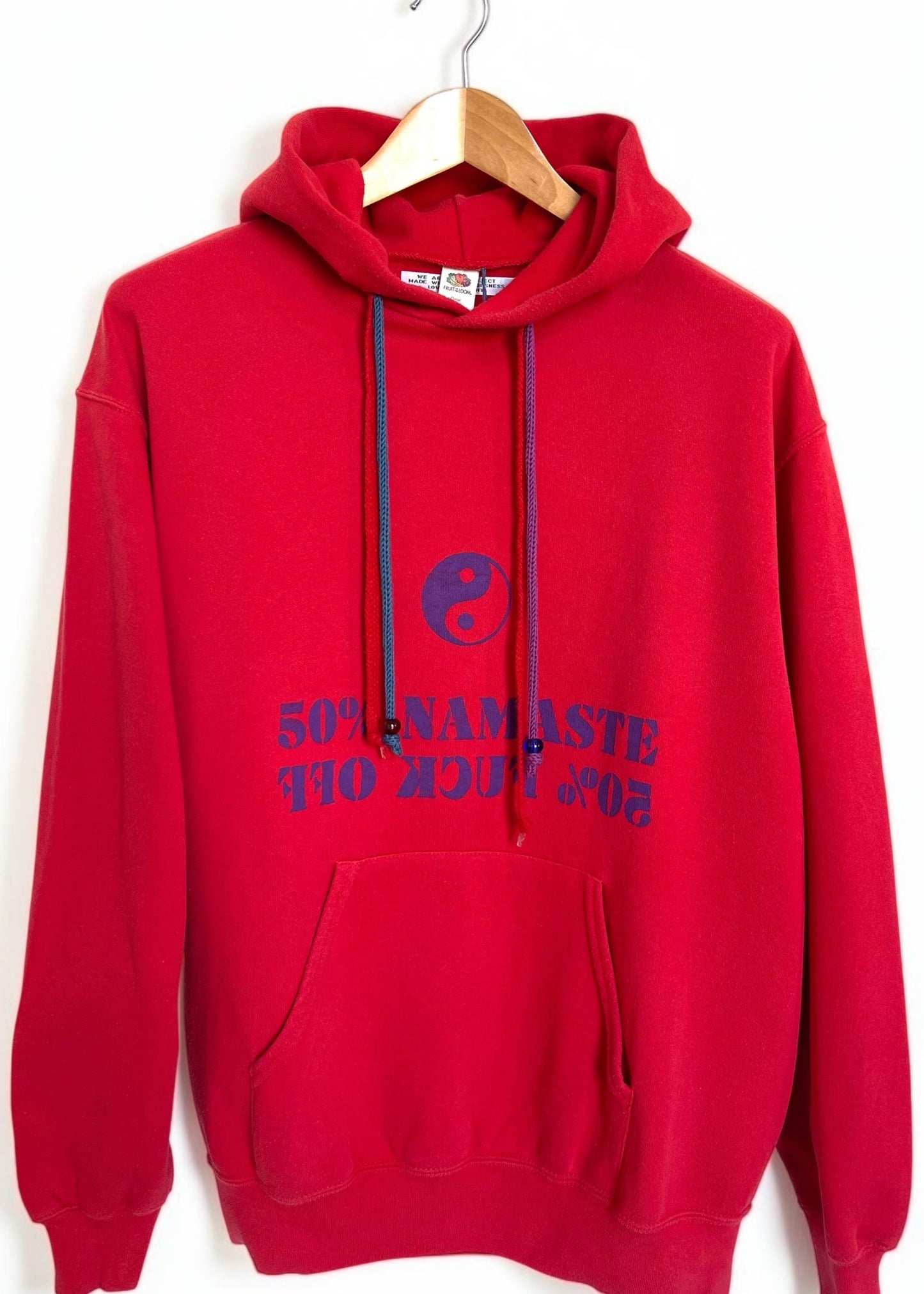 sweat capuche vintage Fruit of the loom rouge upcyclé mantra "NAMASTE" grigri - we are one project