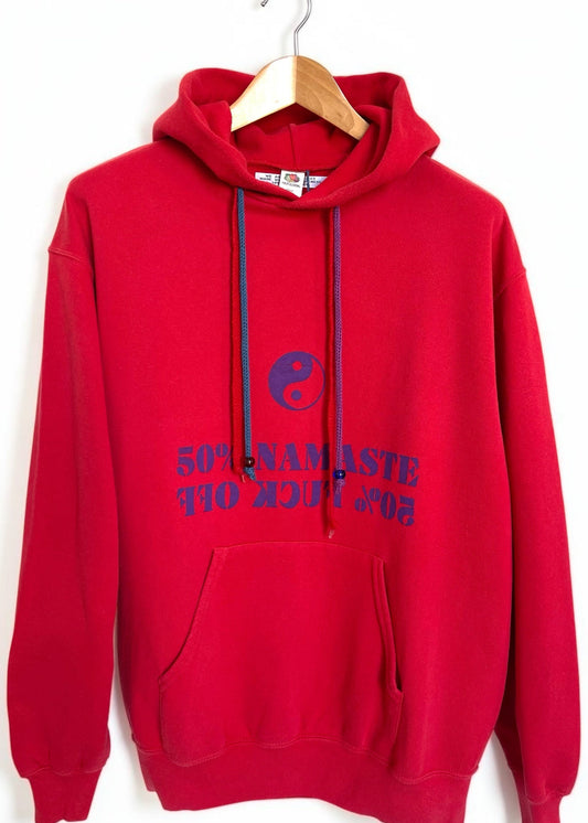 sweat capuche vintage Fruit of the loom rouge upcyclé mantra "NAMASTE" grigri - we are one project