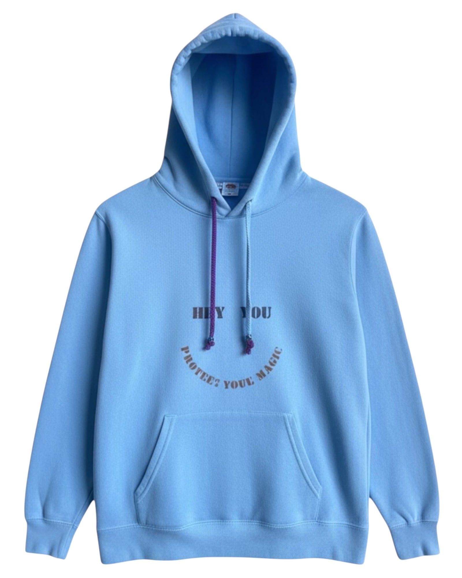 hoodie vintage Fruit of the Loom bleu, upcyclé peint à la amin avec un pochoir, slogan "protect your magic", pièce unique 