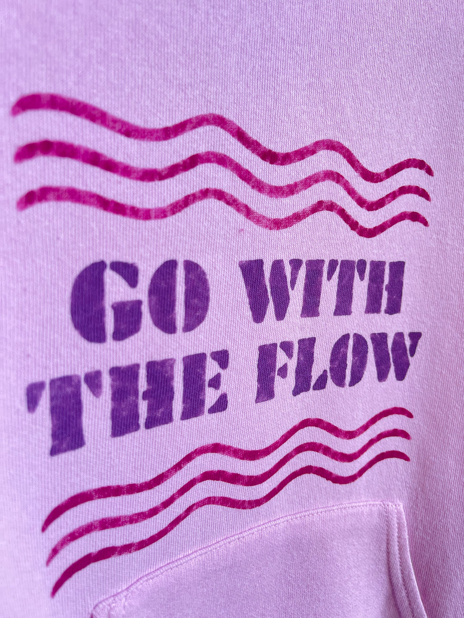 hoodie vintage rose fruit of the loom upcyclé avec le slogan "go with the flow" en pochoir