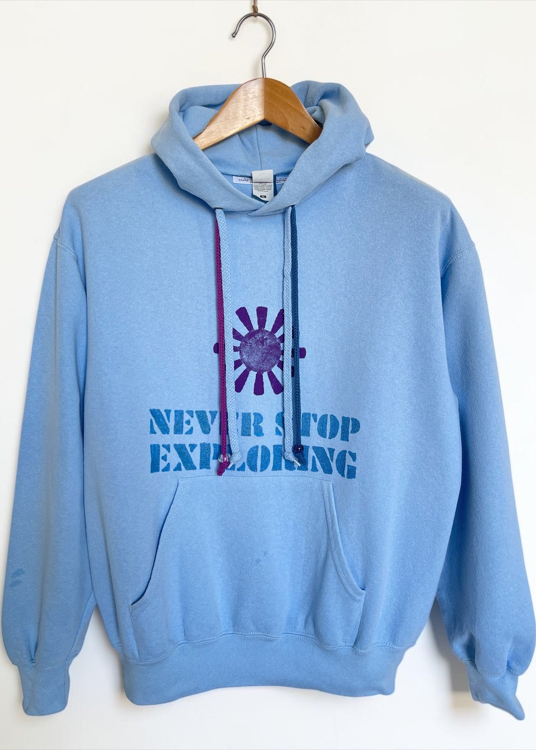 hoodie sweat capuche vintage upcycling peint à la main never stop exploring- we are one project