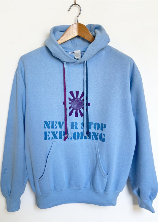 hoodie sweat capuche vintage upcycling peint à la main never stop exploring- we are one project