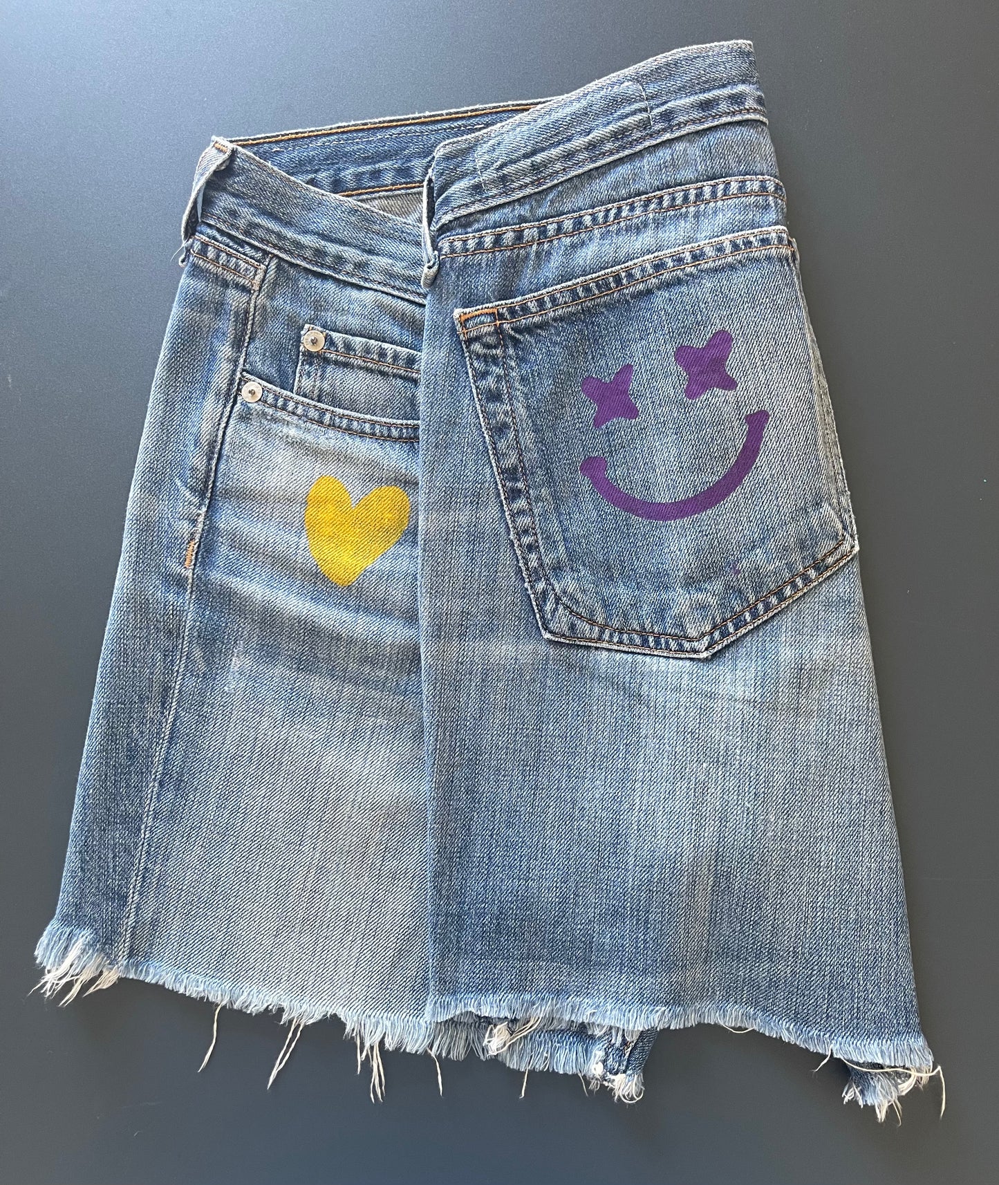 short denim upcyclé "smiley" peint - We are one project