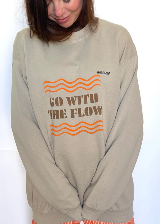 sweat vintage fruit of the loom upcyclé customisé mantra "go with the flow" peint à la main - we are one project