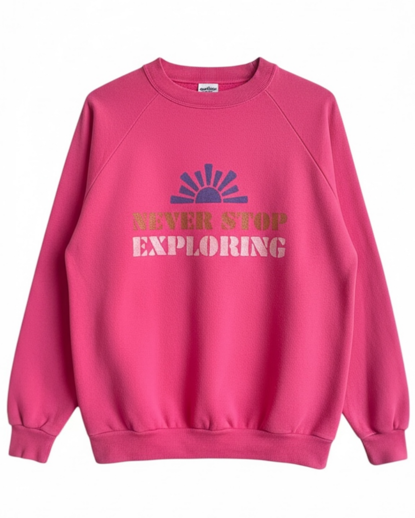 sweat vintage Hanes rose upcyclé avec un pochoir peint à la main Never stop exploring Piece unique