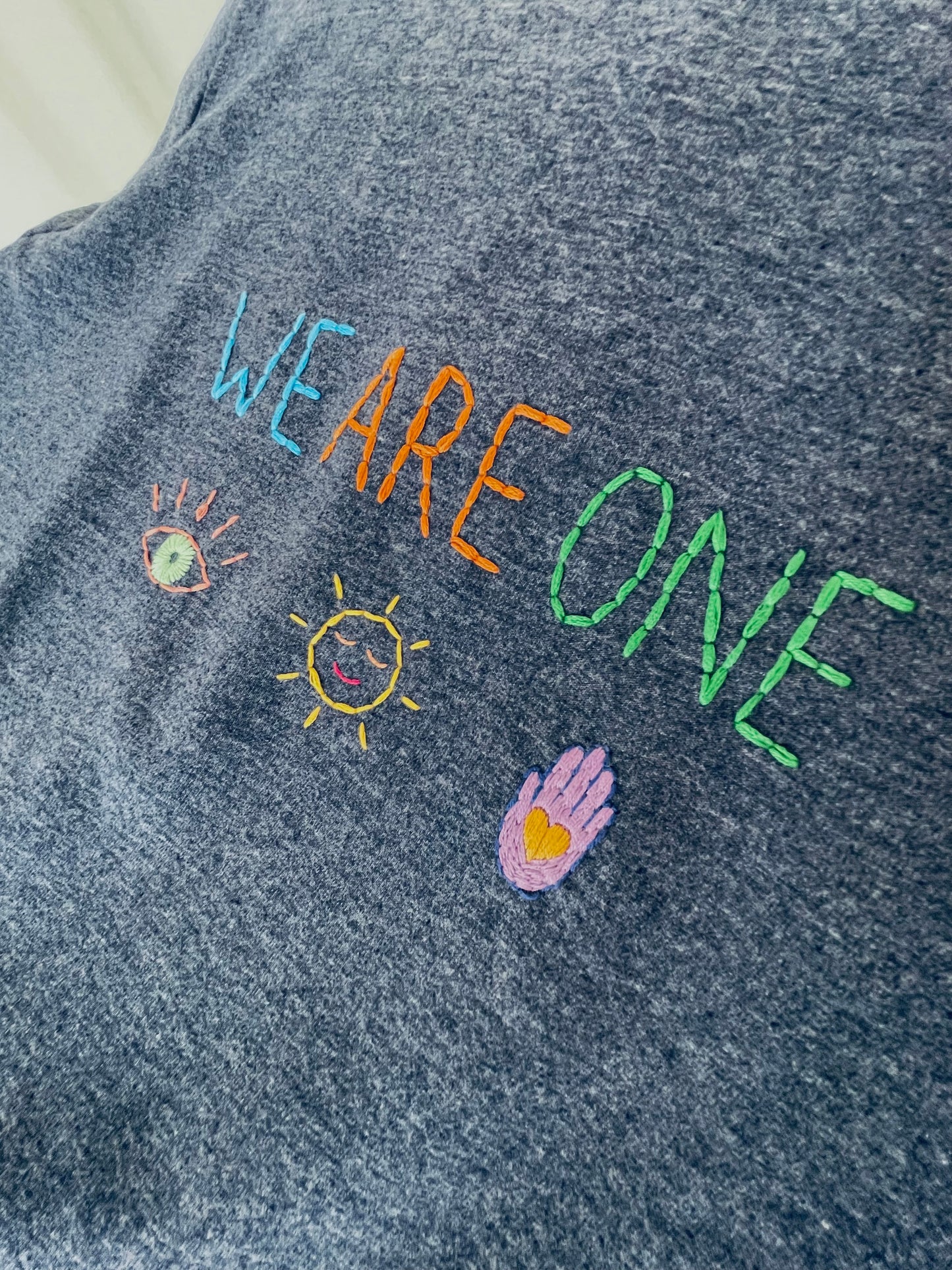 Sweat Vintage Brodé Mantra "WeAreOne"