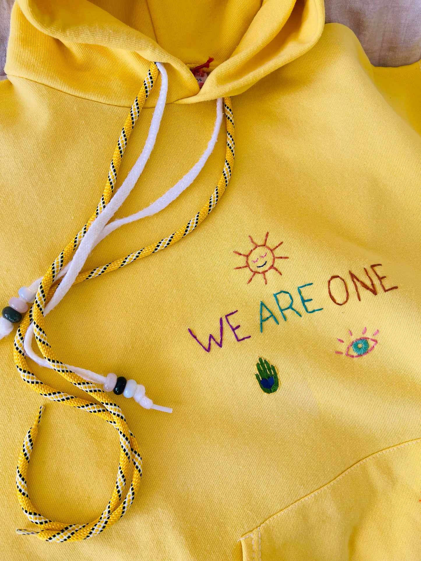 Hoodie Vintage Brodé Mantra "WeAreOne"