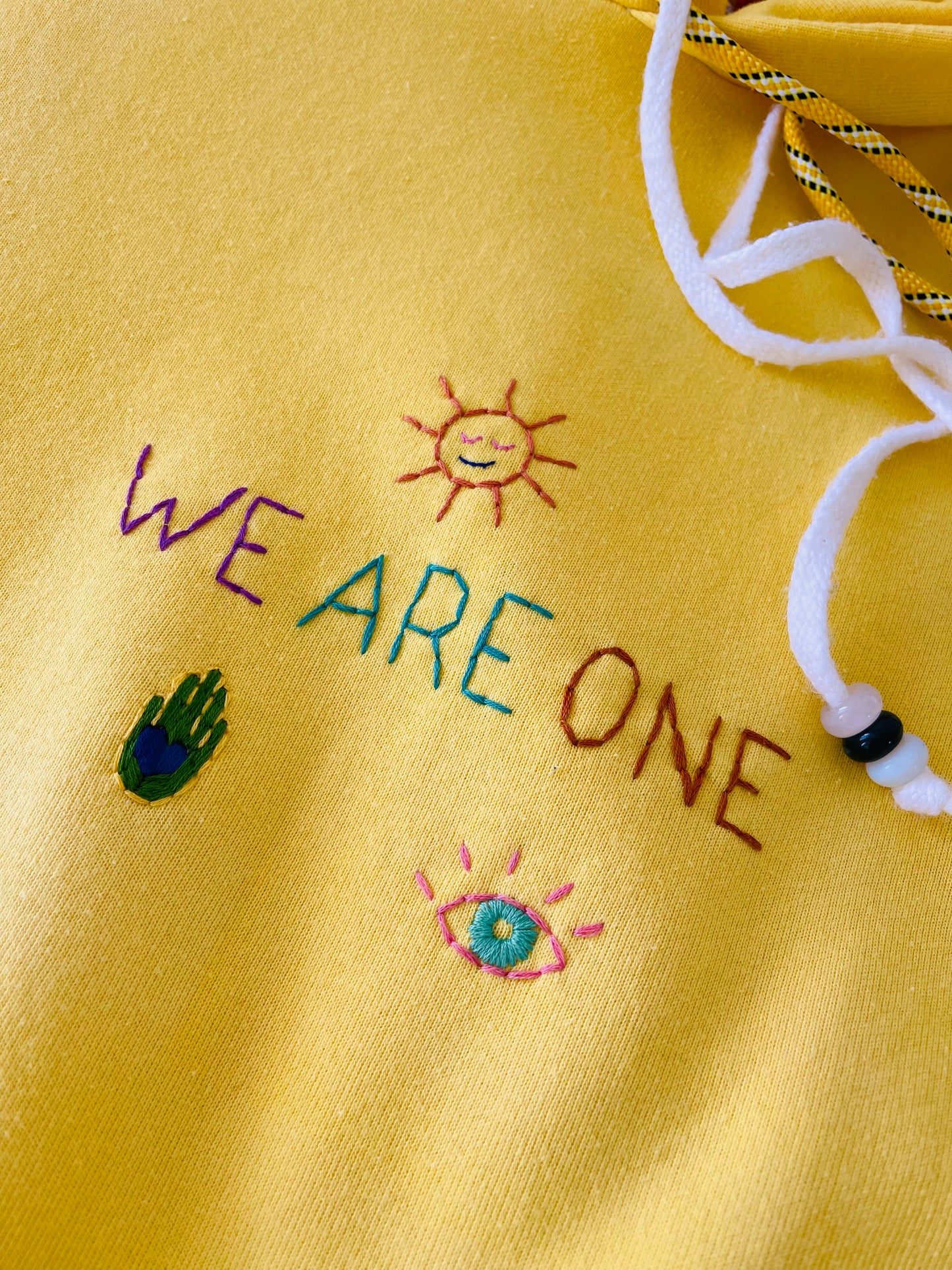 Hoodie Vintage Brodé Mantra "WeAreOne"