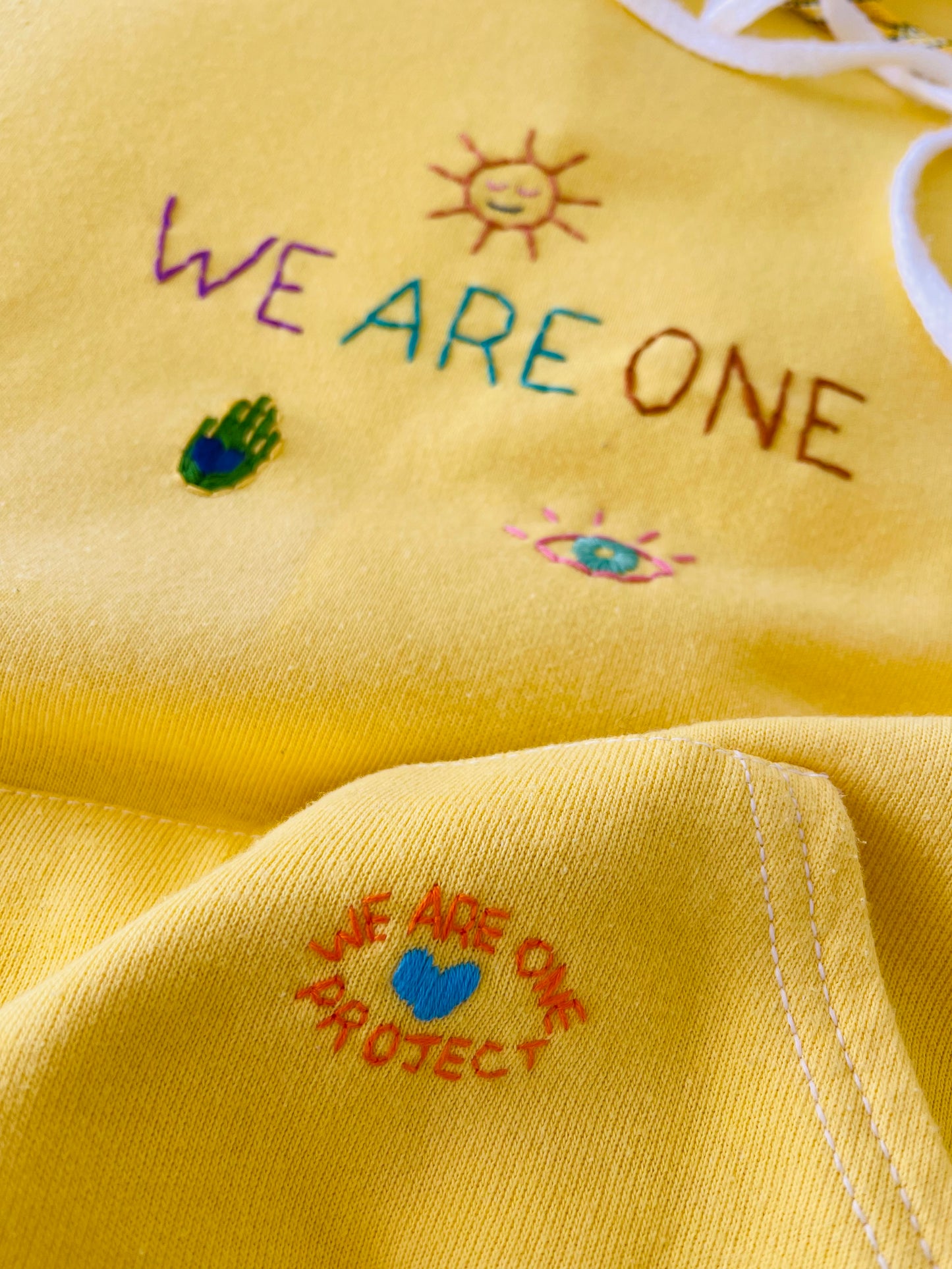 Hoodie Vintage Brodé Mantra "WeAreOne"