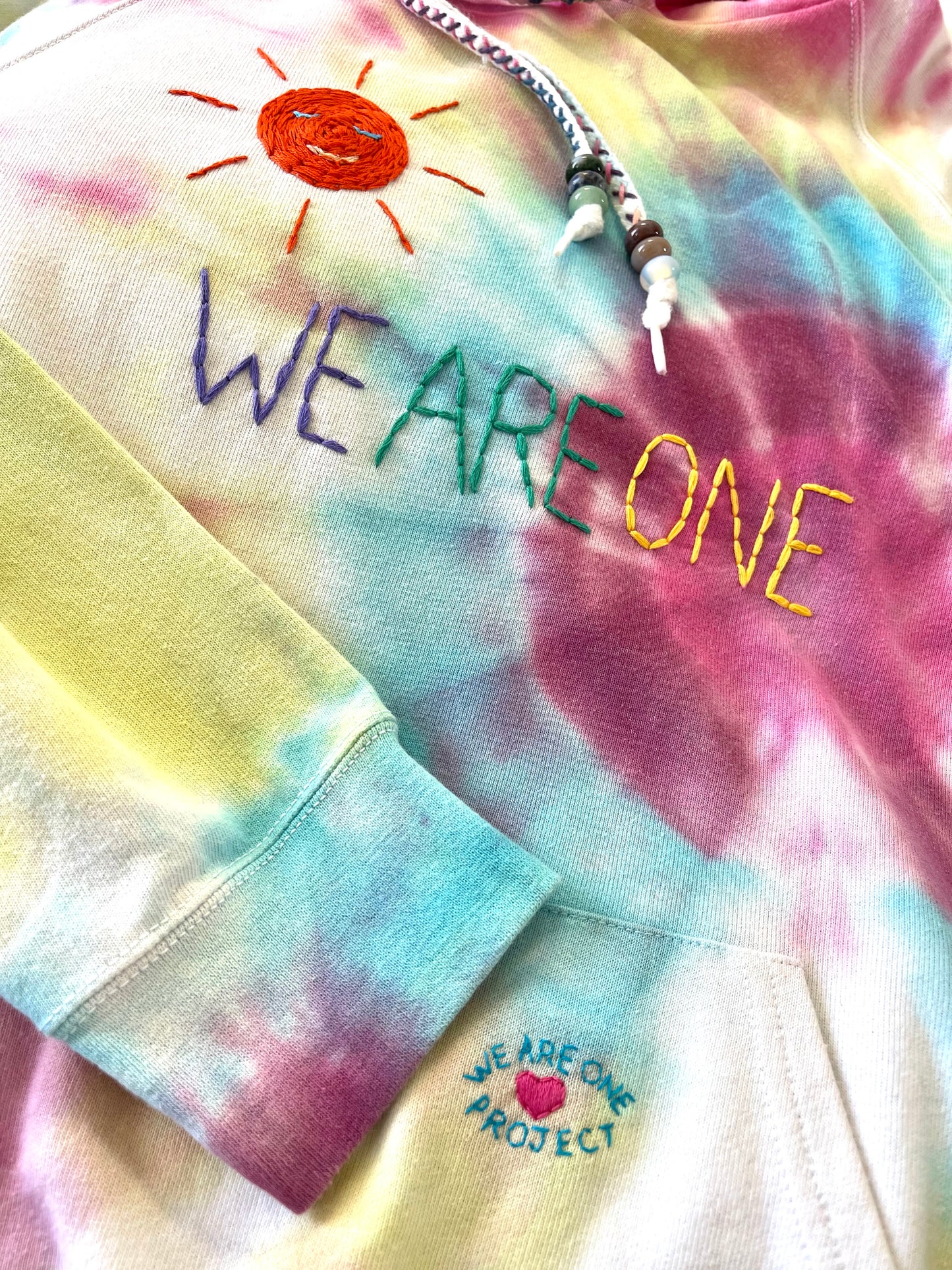 Hoodie Vintage Brodé Mantra "WeAreOne"