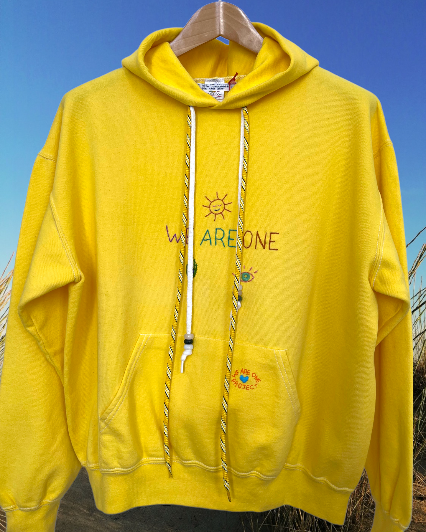 Hoodie Vintage Brodé Mantra "WeAreOne"